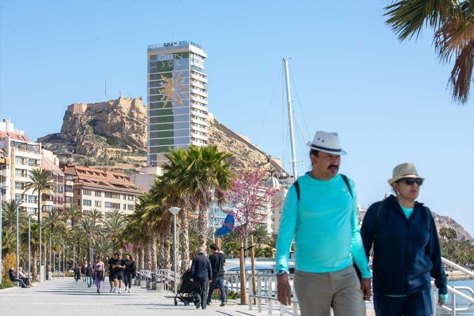 Imagen de archivo de turistas paseando por el centro de Alicante