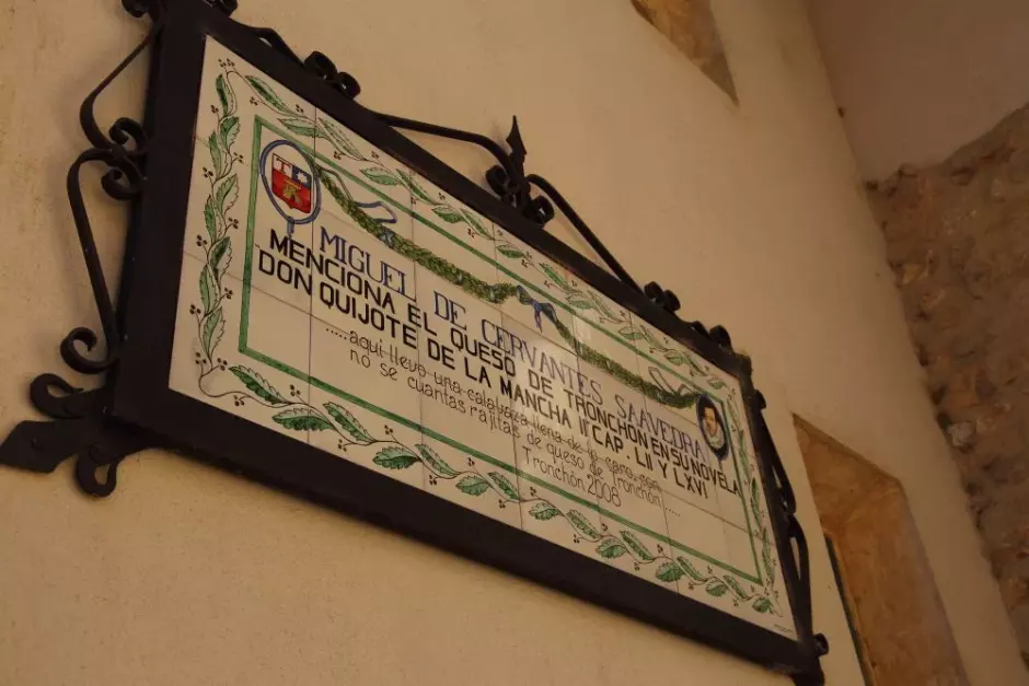 Placa del pueblo que menciona la relación del 'Quijote' con el queso de Tronchón