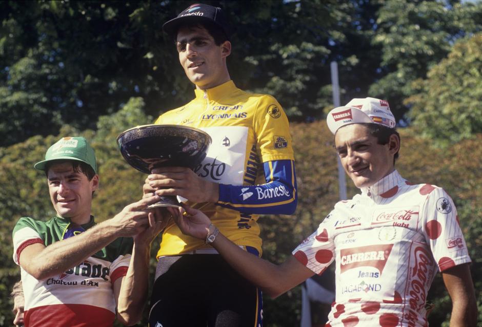 Miguel Indurain, con el trofeo de ganador junto Gianni Bugno y Claudio Chiappucci, segundo y tercer clasificado, respectivamente