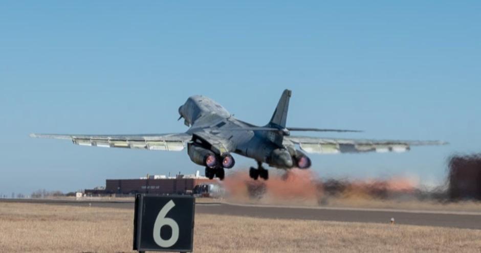 Un bombardero B-1B Lancer de la Fuerza Aérea de los Estados Unidos despega de la Base Aérea Tinker, Oklahoma