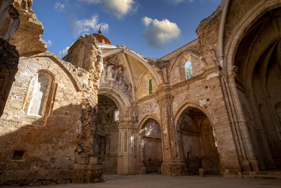 Iglesia cisterciense parcialmente demolida del monasterio de Piedra en Zaragoza