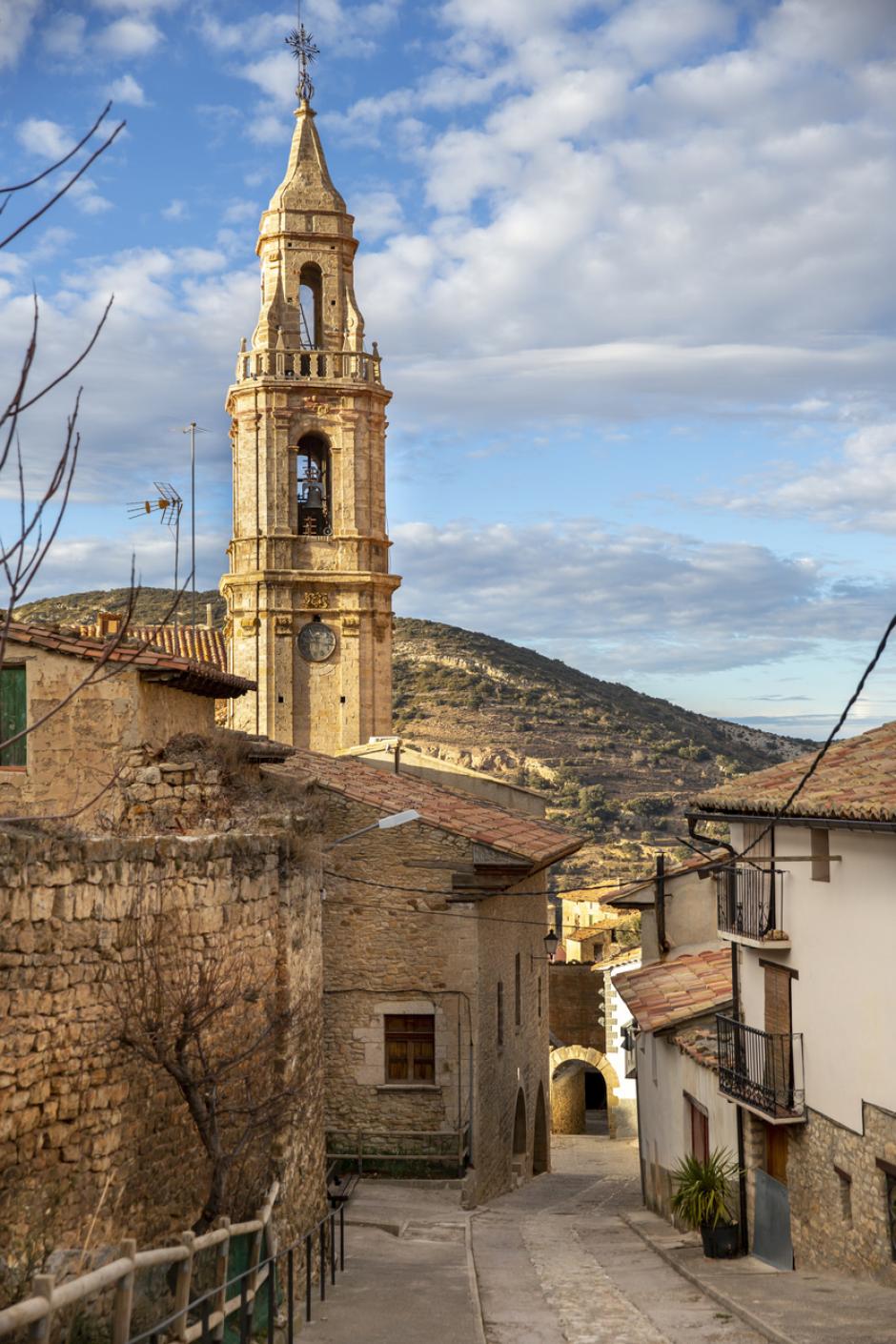 Calle del centro histórico e iglesia de Tronchón