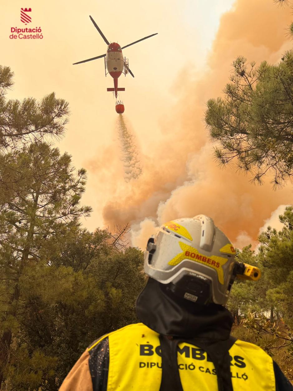 Helicóptero del Consorcio de Bomberos de Castellón durante las labores de extinción en la Vall d' Uixó