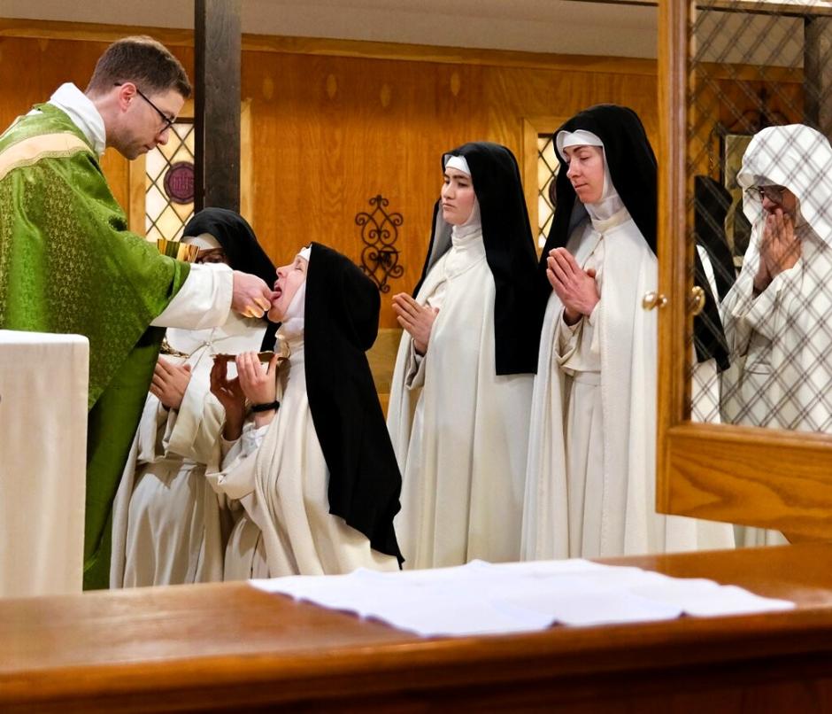 Las religiosas, durante la comunión en la misa