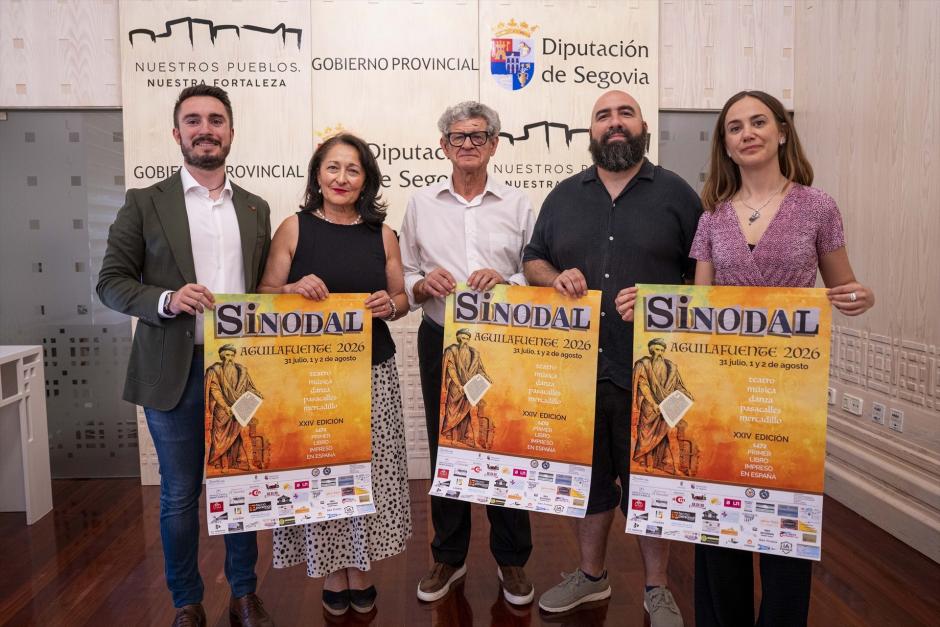 El concejal Samuel Aragón; la diputada Pilar Martín; el presidente de 'El Sinodal', Tomás Conde, y los directores artísticos David Herrero y Clara Gomara