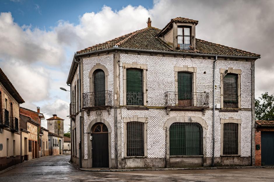 Casa Conchas en Aguilafuente, una fachada peculiar en la provincia de Segovia