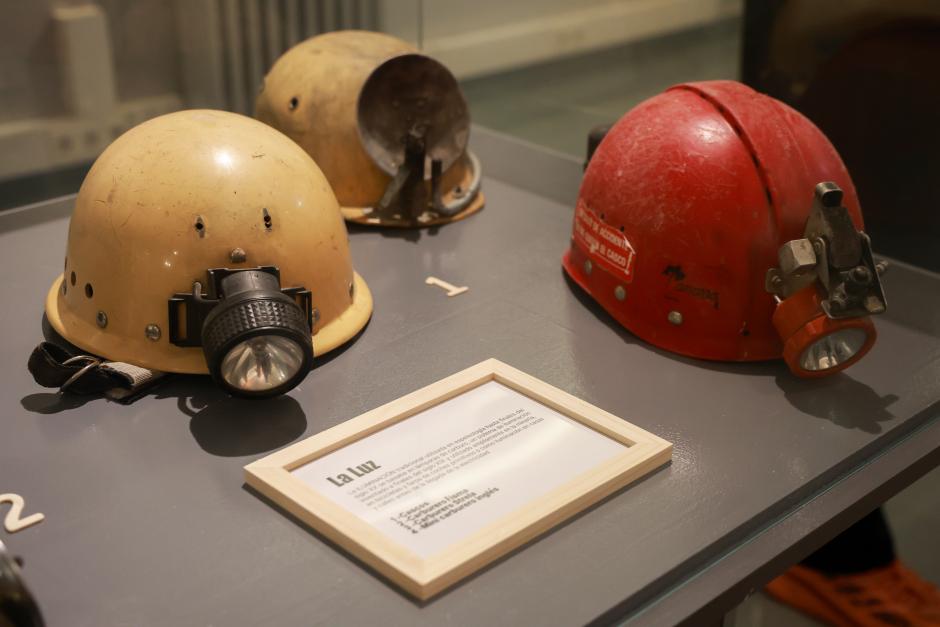 Exposición en el interior de la cueva leonesa de Valporquero