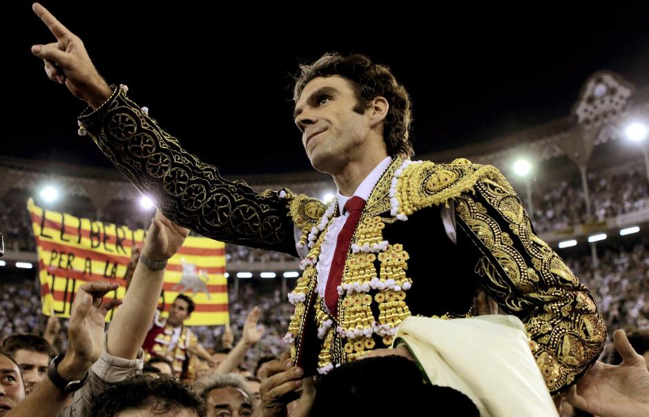 José Tomás, de negro y oro, a hombros tras la última corrida de toros de la Monumental de Barcelona (25 de septiembre de 2011)