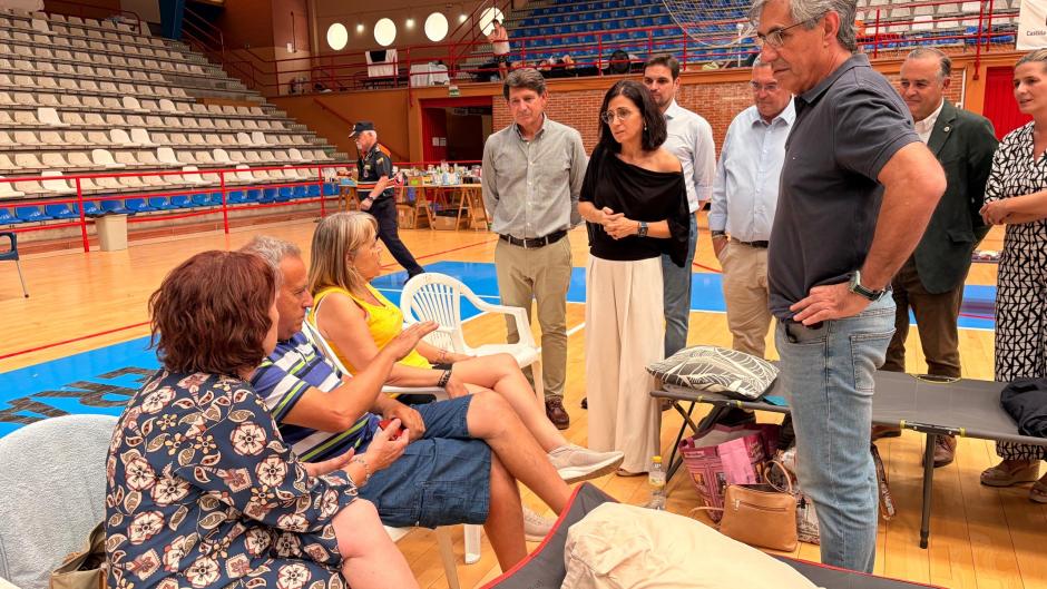 La consejera de Movilidad, Transformación Digital e Inteligencia Artificial, Cristina Sanchidrián, visita a las personas realojadas en Talavera de la Reina (Toledo), desplazadas por los incendios en la provincia abulense