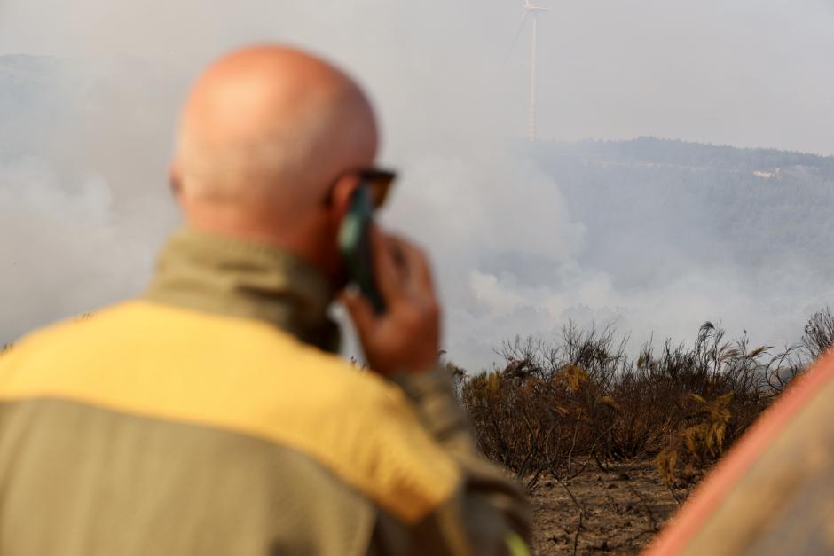 Incendio forestal de Murias de Ponjos (León), en el que la Guardia Civil ha desalojado a 36 personas de Andarraso, Rosales y Folloso