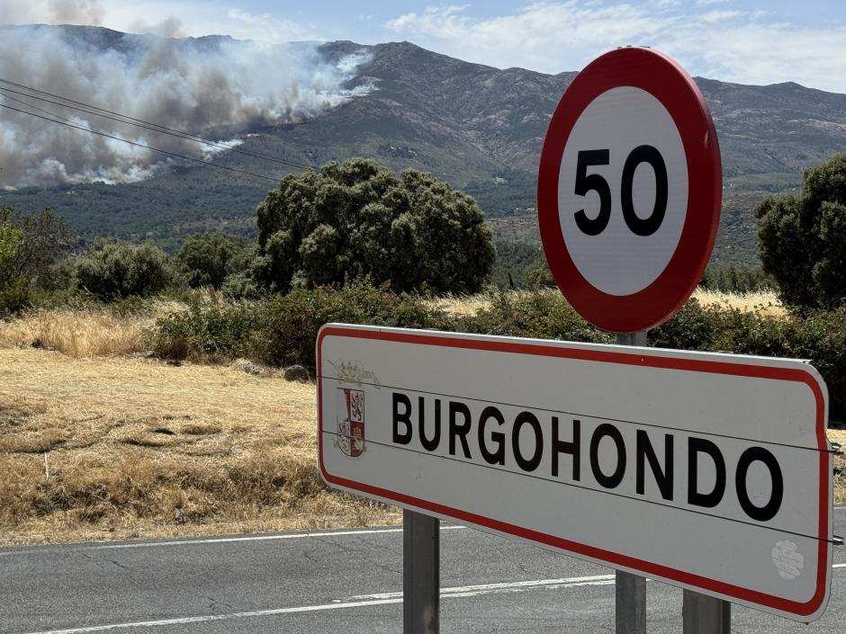 Incendio entre Navaluenga y Burgohondo, desde el puerto de Navalmoral