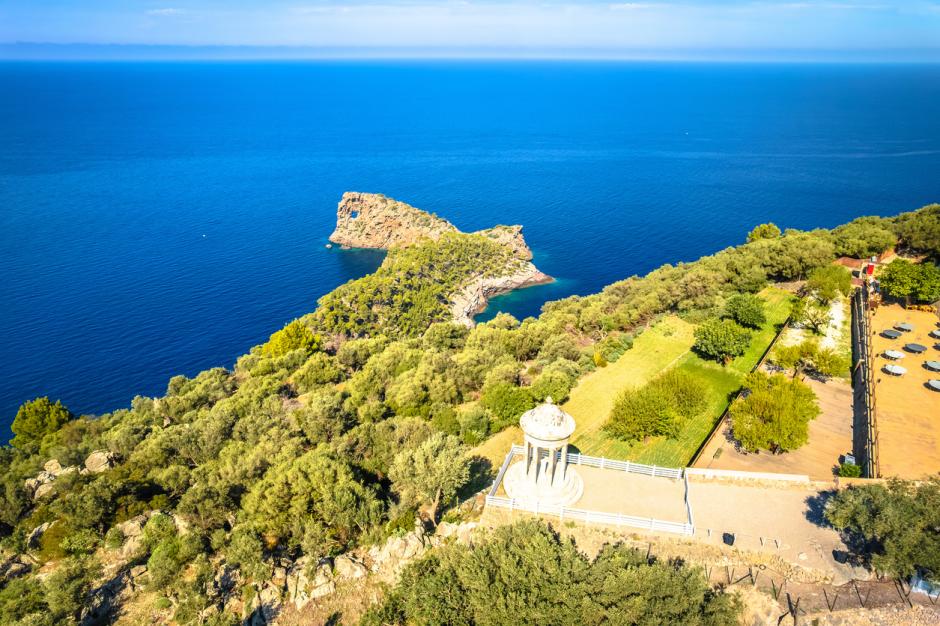Mirador de Sa Foradada con su famoso templete blanco