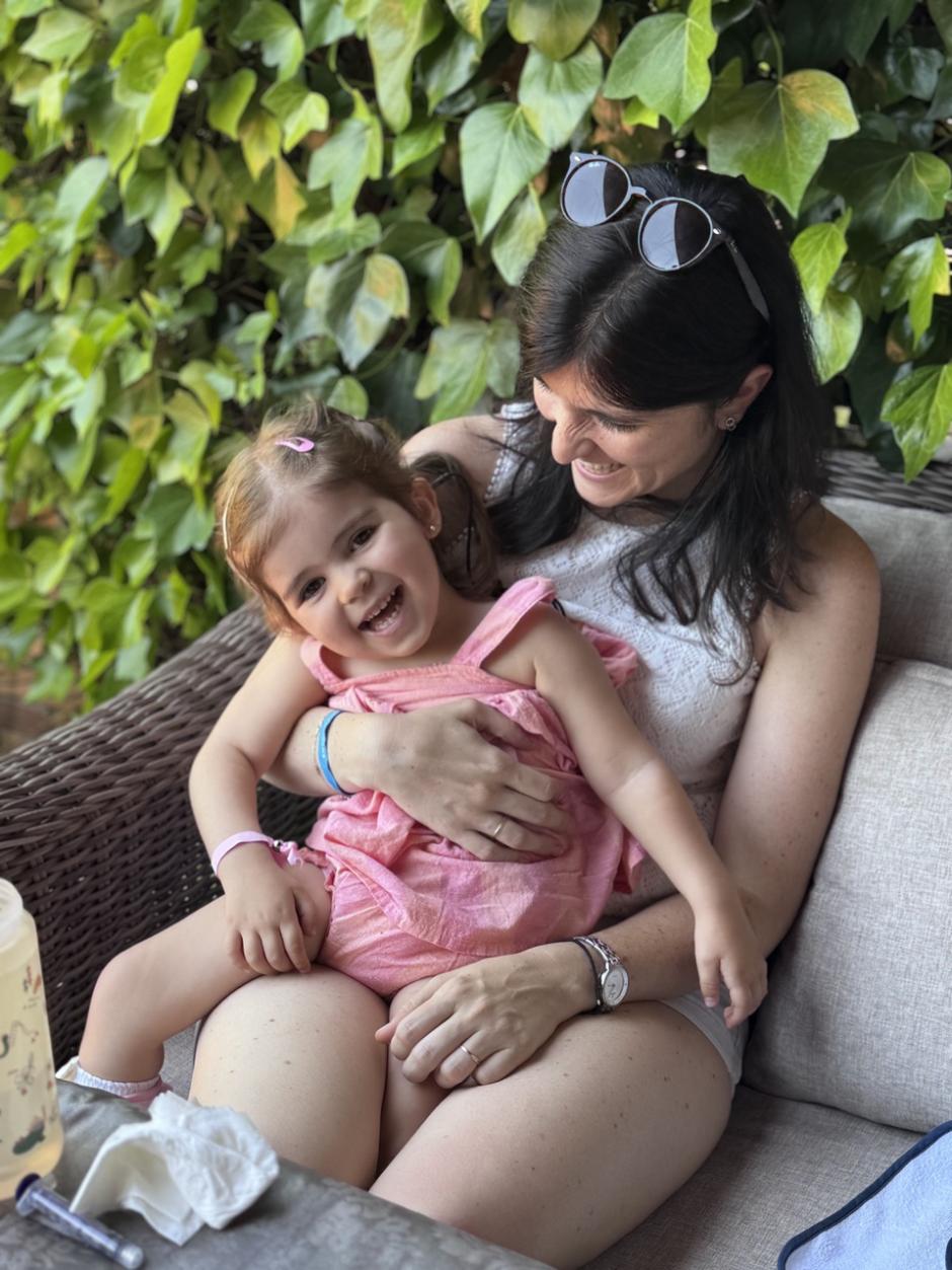 Claudia, junto a su madre, Elena