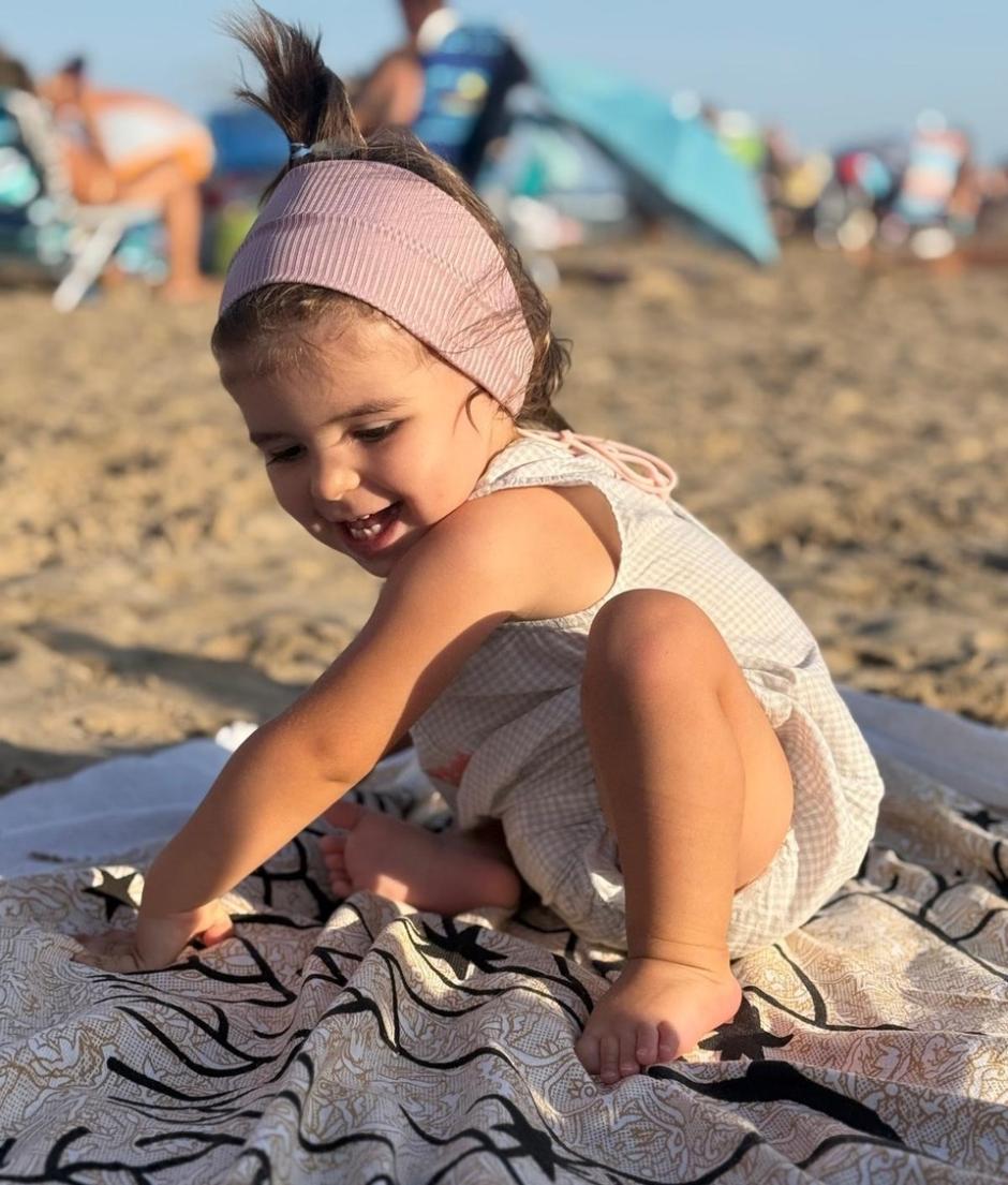 La pequeña Claudia, jugando en la playa