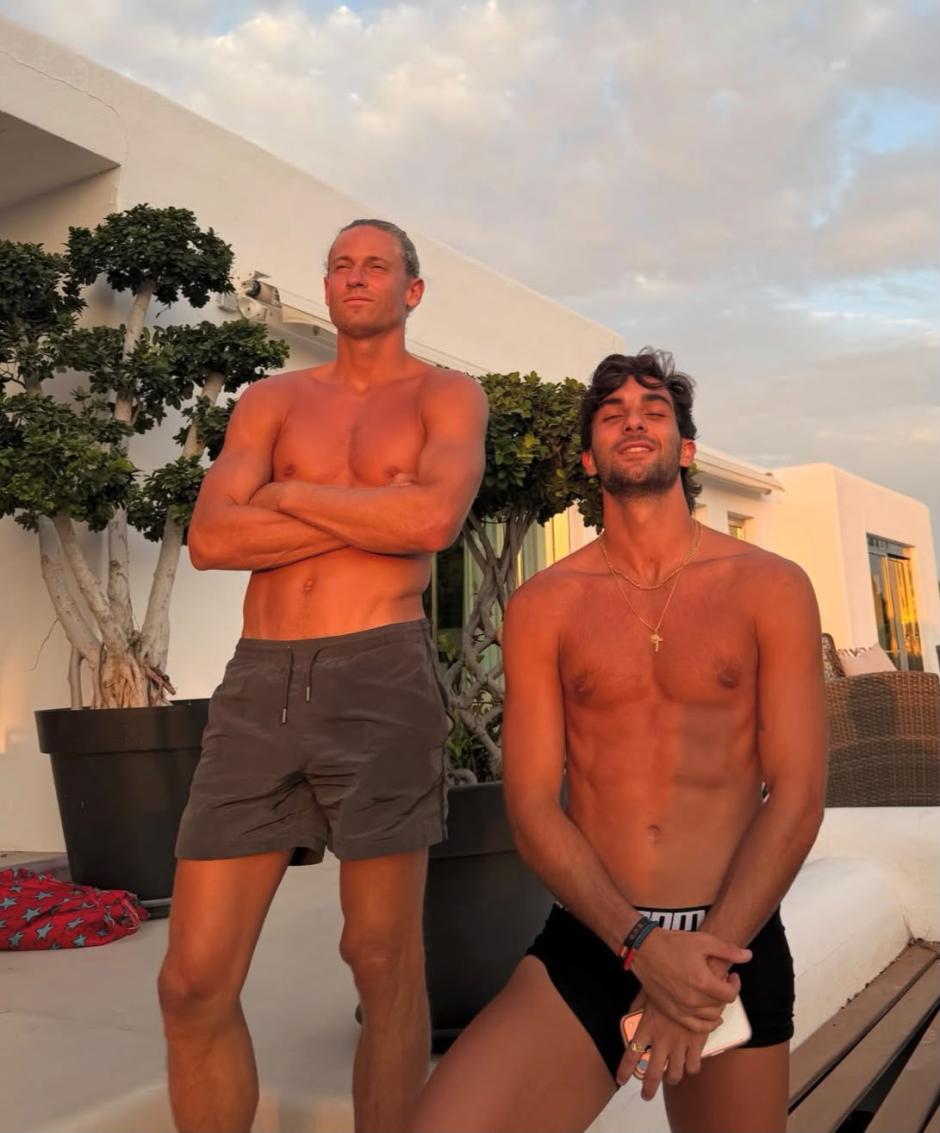 Marcos Llorente y Ferran Torres en la villa en Ibiza