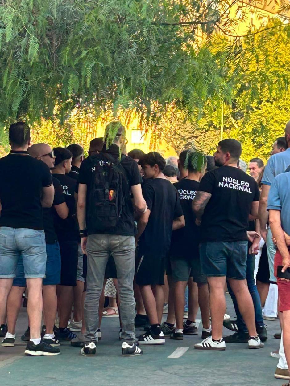 Miembros de Núcleo Nacional, este lunes en la concentración vecinal contra la mezquita en el Polígono Sur