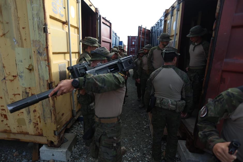 Recogida de armamento durante la primera fase previo al despliegue de Eagle Arrow