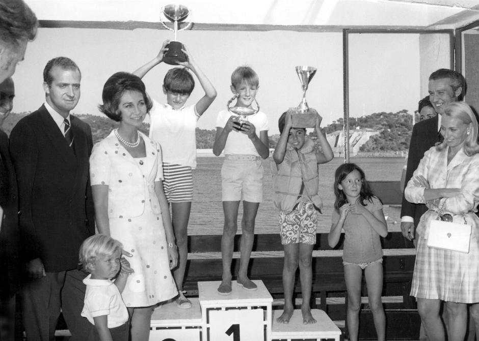 Don Felipe, con sus padres en julio de 1970 en el Club Náutico de Madrid
