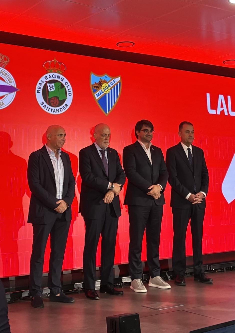 Representantes de los equipos ascendidos a primera junto a Javier Tebas