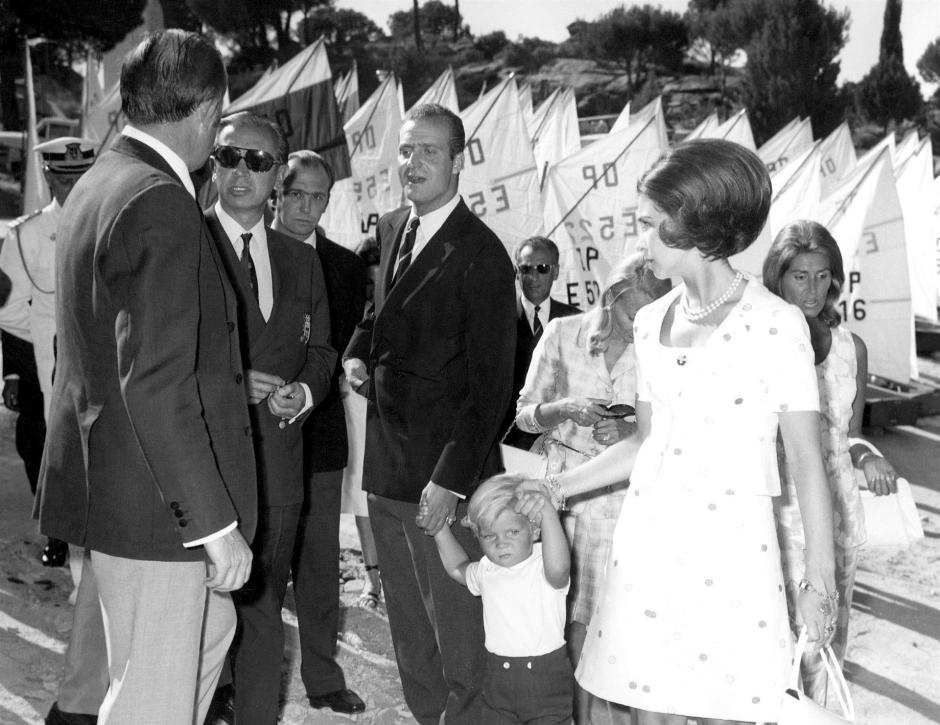 El Infante Don Felipe con Don Juan Carlos y Doña Sofía en 1970 en el Náutico de Madrid