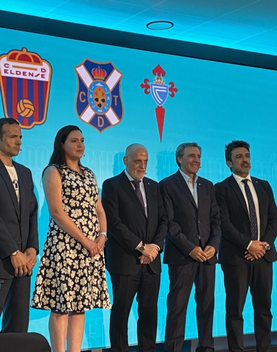 Representantes de los equipos ascendidos a segunda junto a Javier Tebas