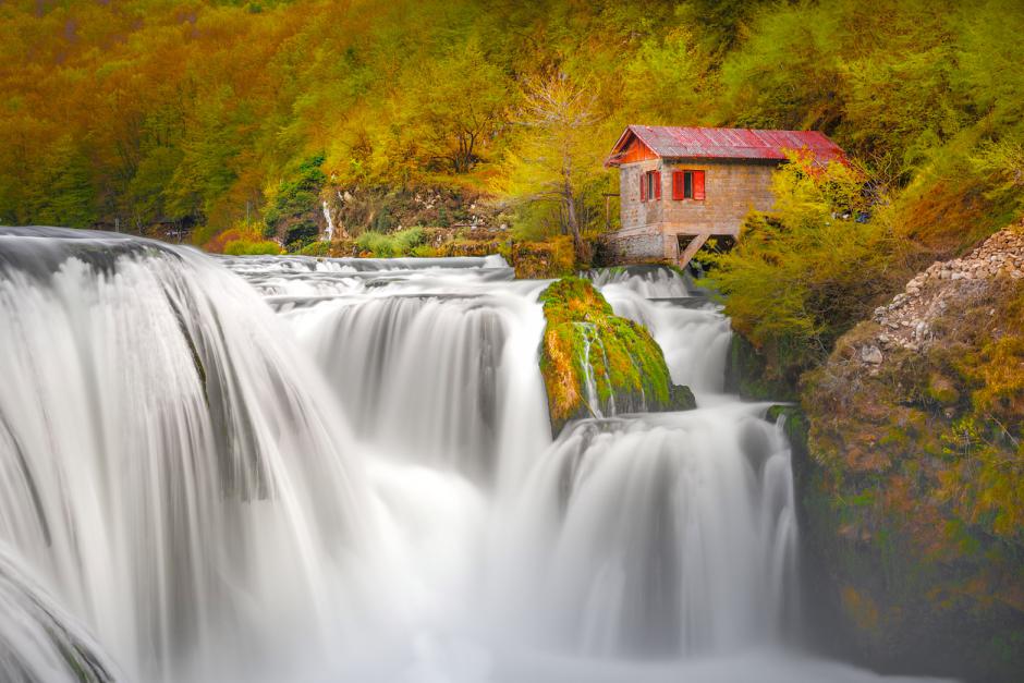 Saltos de las cascadas Strbacki buk en el Parque Nacional Una cerca de Kulen Vakuf