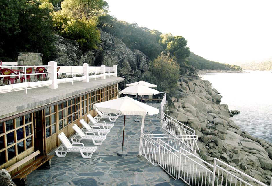 Terraza del real Club Náutico de Madrid en el pantano de San Juan