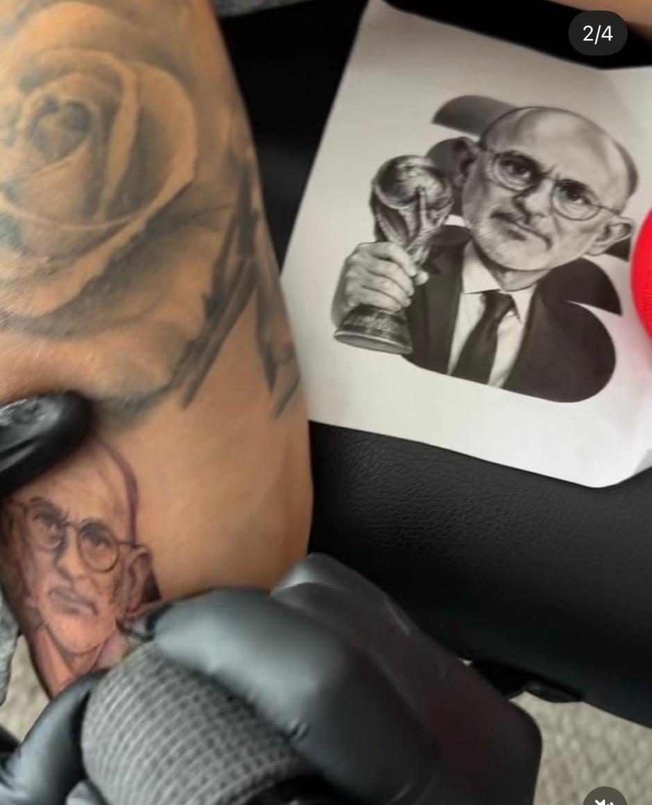 Cucurella haciéndose el tatuaje con la cara de Luis de la Fuente