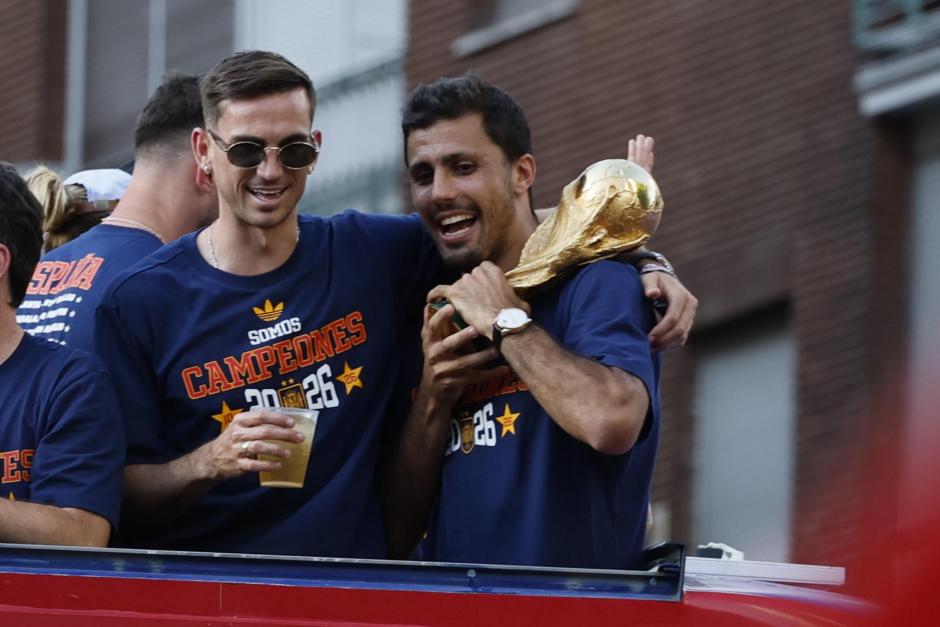 Fabián Ruiz y Rodri Hernández, con la copa del campeones del mundo a bordo de ese autobús