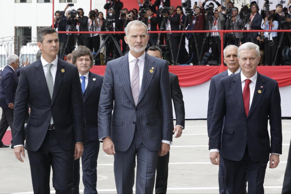 El Rey, flanqueado por los presidentes de Paraguay y Chile, y seguido por Milei