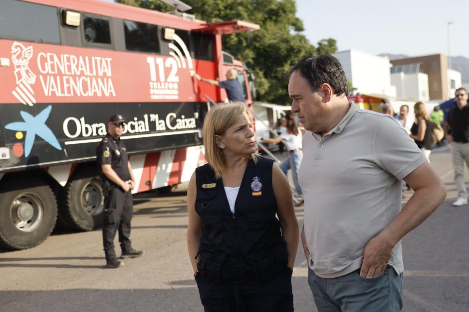 Pérez LLorca y Bernabé en el Puesto de Mando Avanzado del incendio de Castellón