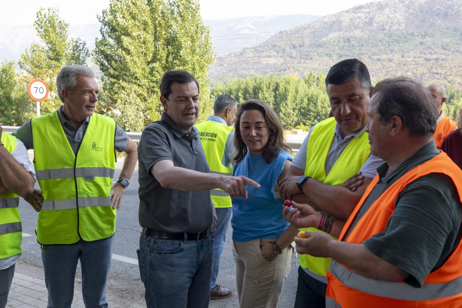 El presidente de la Junta de Castilla y León, Alfonso Fernández Mañueco, visita el Puesto de Mando Avanzado de Navaluenga
