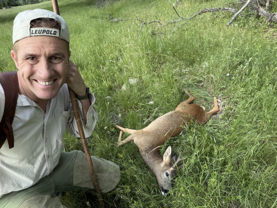 Arturo González Cardalliaguet junto al corzo abatido en la Sierra de La Adrada (Ávila)