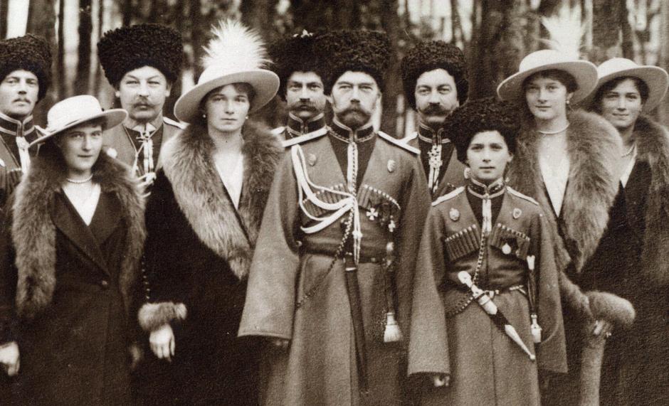 Los Romanov visitando un regimiento durante la Primera Guerra Mundial.