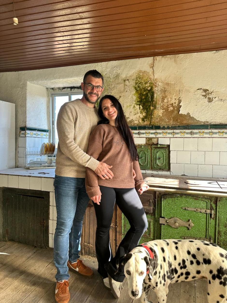 Aurora y su marido en una de las casas que van a reformar