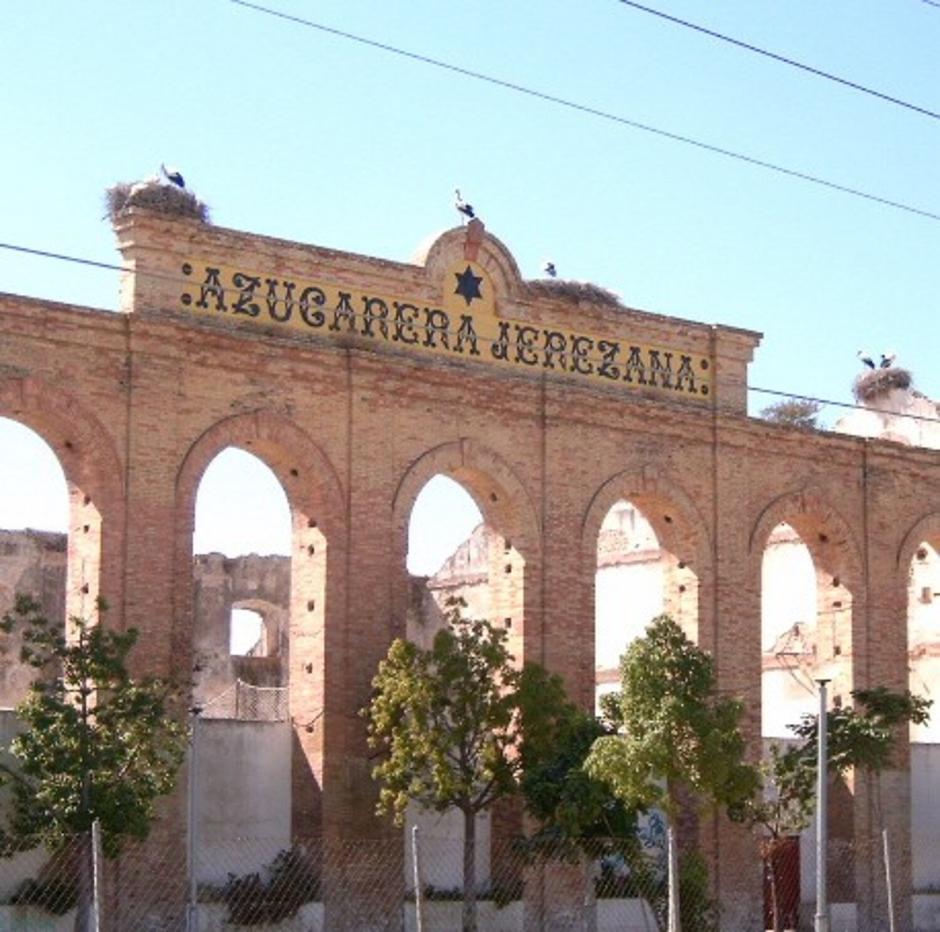 Las primeras construcciones en El Portal, más allá de las chozas originarias, tuvieron como fin albergar las oficinas de la Azucarera y las viviendas de los trabajadores