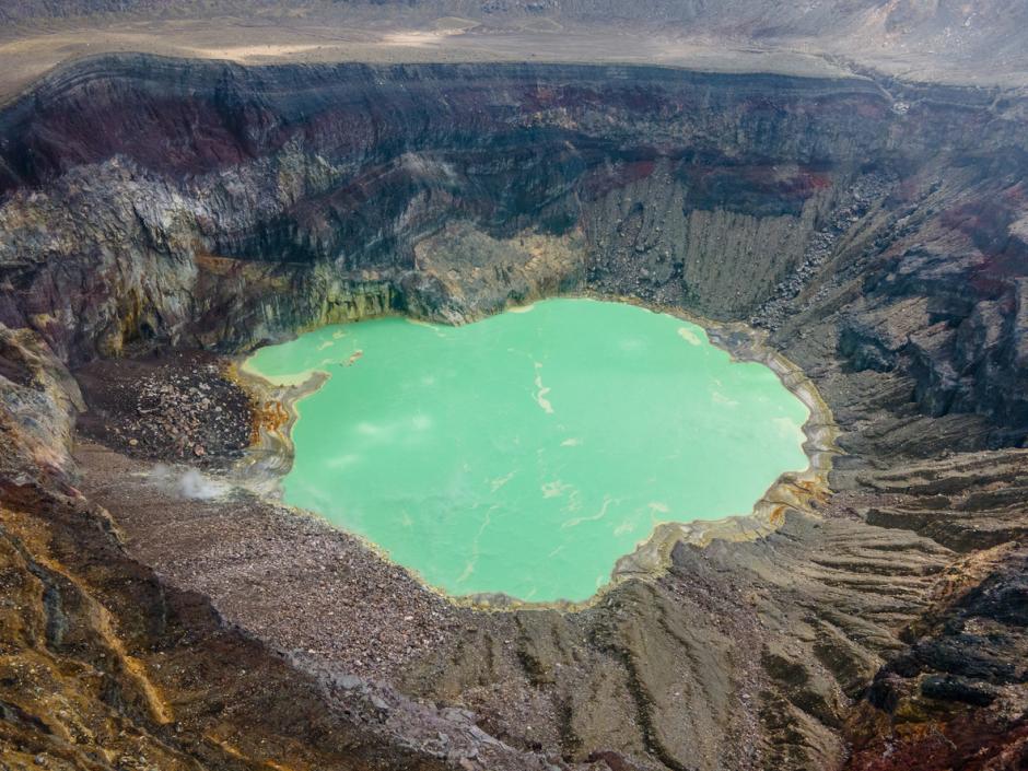 Laguna en el cráter del volcán de Santa Ana