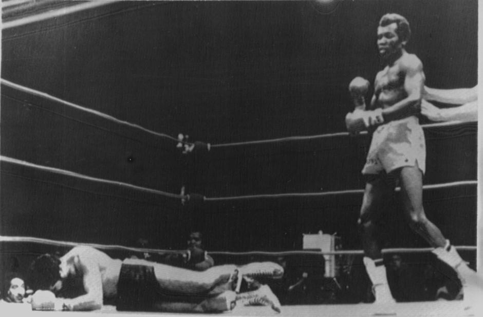 José Legrá observa la caída del mexicano Clemente Sánchez durante el combate por el título de campeón del mundo de pesos pluma