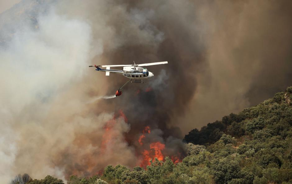 Un avión descarga agua sobre el fuego en Fermoselle, en la provincia de Zamora