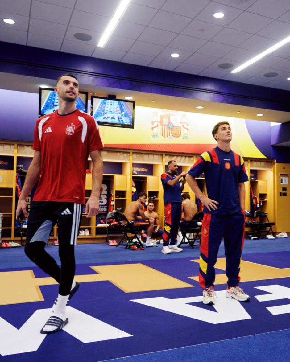 El portero Joan García y el centrocampista Gavi, ambos del FCB Barcelona miran hacia las pantallas colocadas en el vestuario.