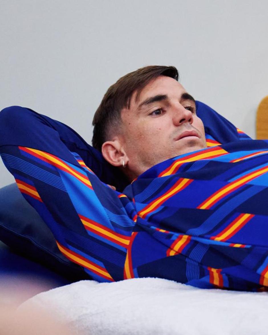 Fabián Ruiz, tumbado y con sudadera en los instantes previos a una final en la que jugó de titular en el centro del campo junto a Rodrigo y Dani Olmo.