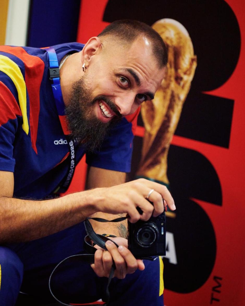 Borja Iglesias, sonriente con su cámara personal.
