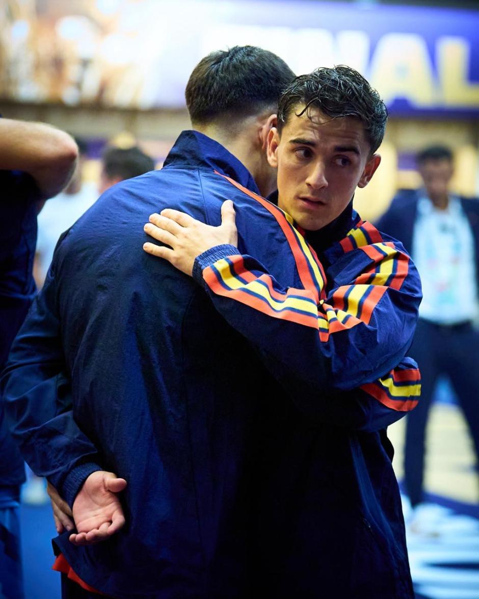 Gavi, con gesto serio poco antes de salir al césped, ya vestido con la sudadera de la selección con la que escuchaban los himnos.