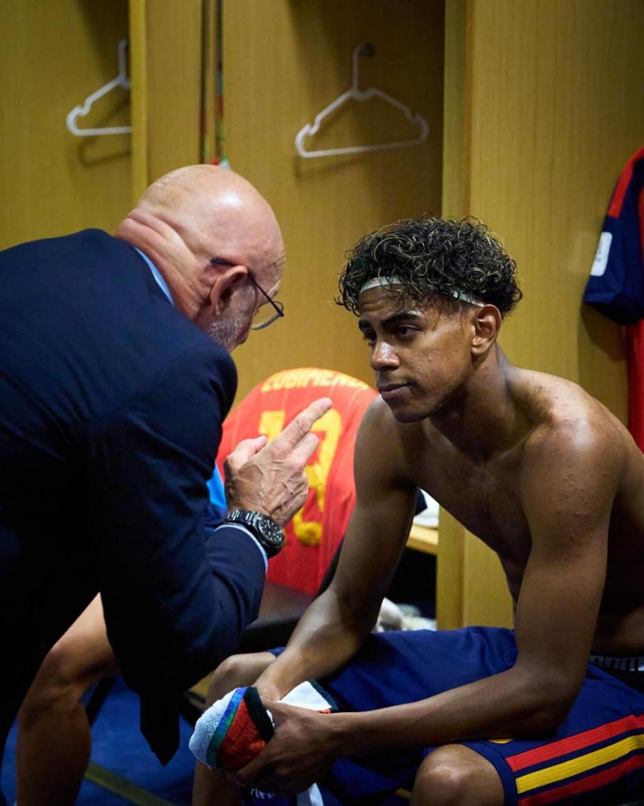 Lamine Yamal escucha las instrucciones del seleccionador Luis de la Fuente.