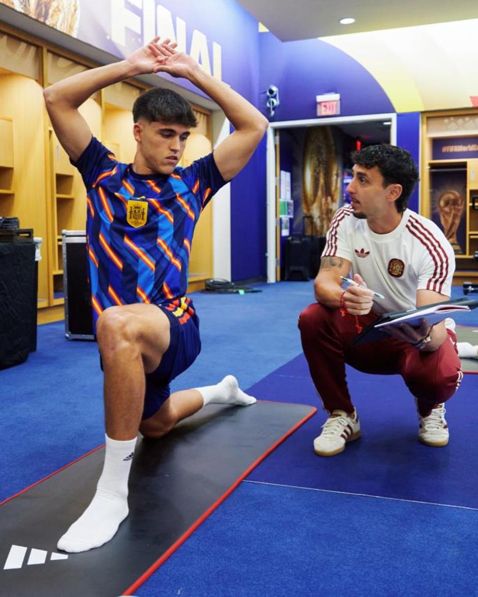Pau Cubarsí, elegido mejor jugador joven del torneo, realiza estiramientos mientras atiende las indicaciones de un integrantes del cuerpo técnico.