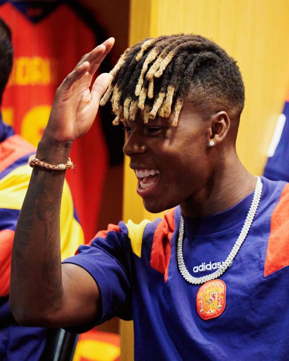 Nico Williams, que saldría desde el banquillo, sonriente antes del partido. Entró al campo en el minuto 74 y le dio tiempo a marcar un gol (que le anularon por una discutible falta de Mikel Merino) y a asistir a Ferran Torres en el único gol que subió al marcador.