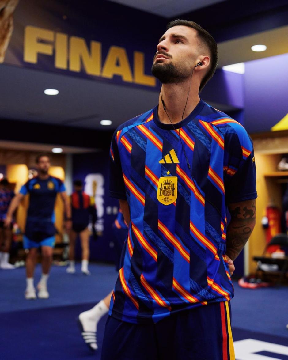Alex Baena, extremo izquierdo titular de la selección, con cascos en los minutos previos al partido.