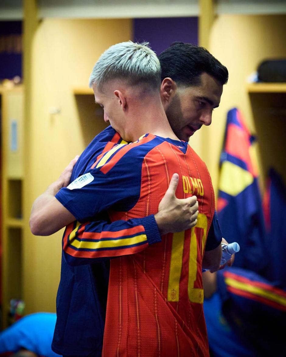 Mikel Merino y Dani Olmo se abrazan poco antes de saltar al campo.