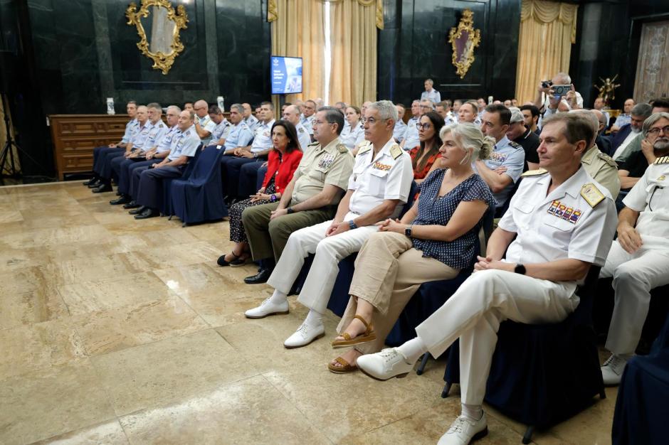 El JEMA hizo la presentación en presencia de la ministra de Defensa, Margarita Robles; el Jefe de Estado Mayor del Ejército de Tierra (JEME), general de Ejército Amador Enseñat y Berea; y el Almirante Jefe de Estado Mayor de la Armada (AJEMA), almirante general Antonio Piñeiro