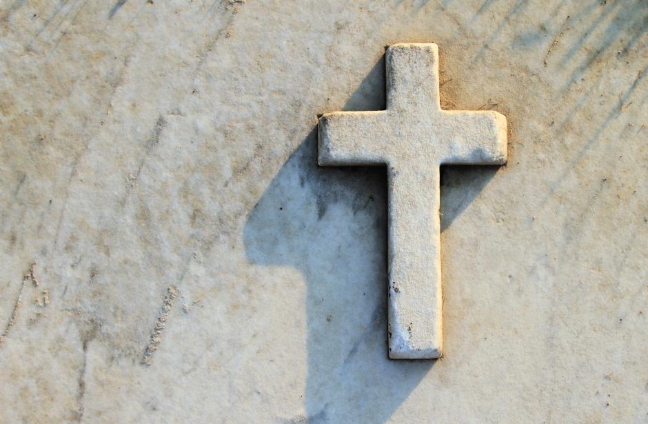 Una inscripción de la cruz en piedra